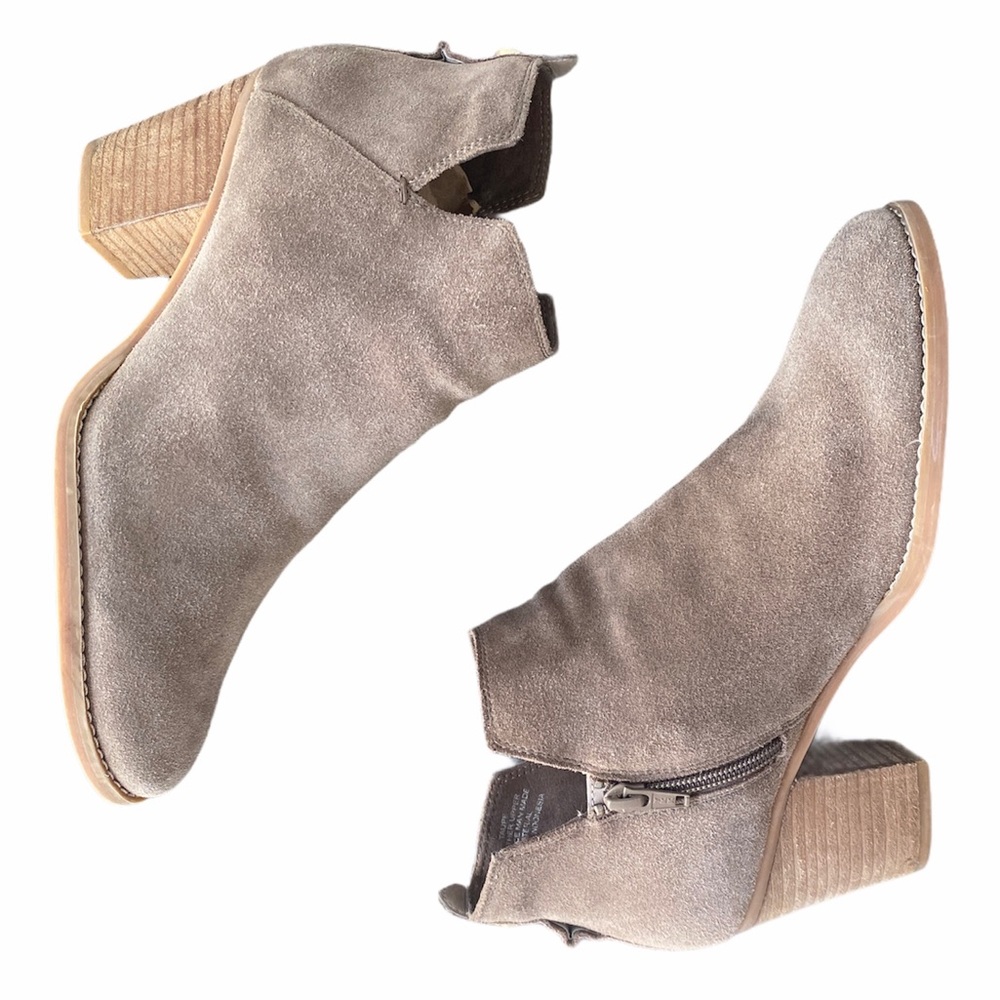 Steve Madden Reflect Suede Booties in Taupe
**PRE-LOVED // (great condition)**